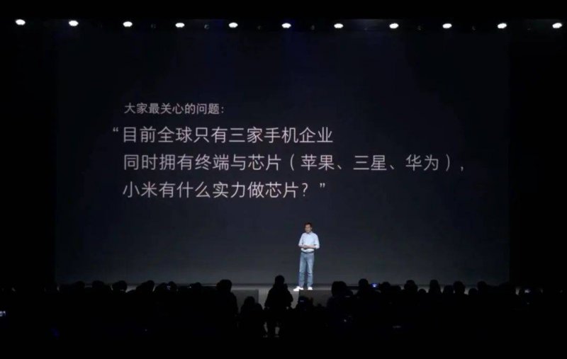 机智! 郑州车长当街解皮带修护栏 引来一车乘客叫好