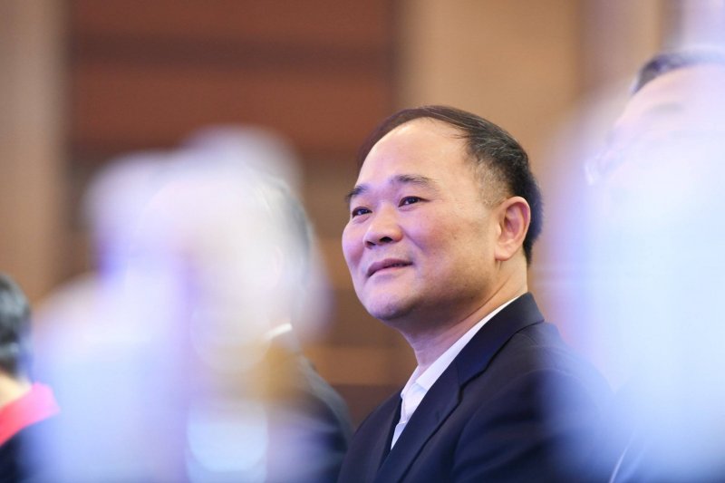 老年人郑州医疗机构问诊下跪致谢 护士跪地还礼