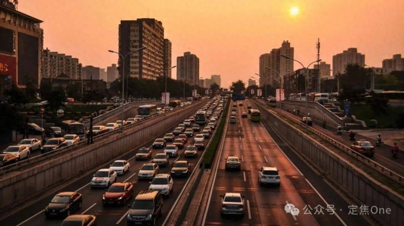 老年人问诊突然下跪道谢 护士单膝跪地托住