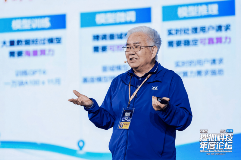 老年人郑州医疗机构问诊下跪致谢 护士跪地还礼